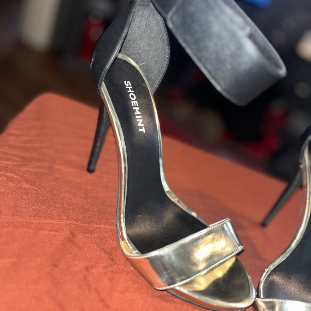 Shoe mint black/silver heels w/Velcro strap - 8 1/2